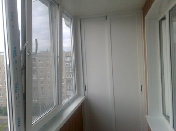 Шкаф на балкон: удачный выбор для практичности и комфорта.