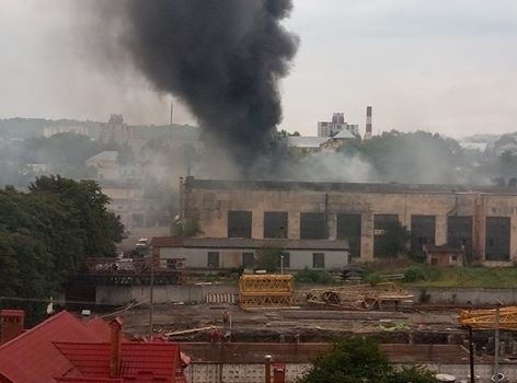 Во Львове загорелся завод — густой черный дым виден в разных районах города