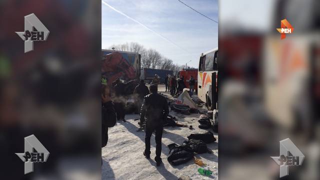 Видео с места смертельного ДТП с пассажирским автобусом и фурой в Воронежской области