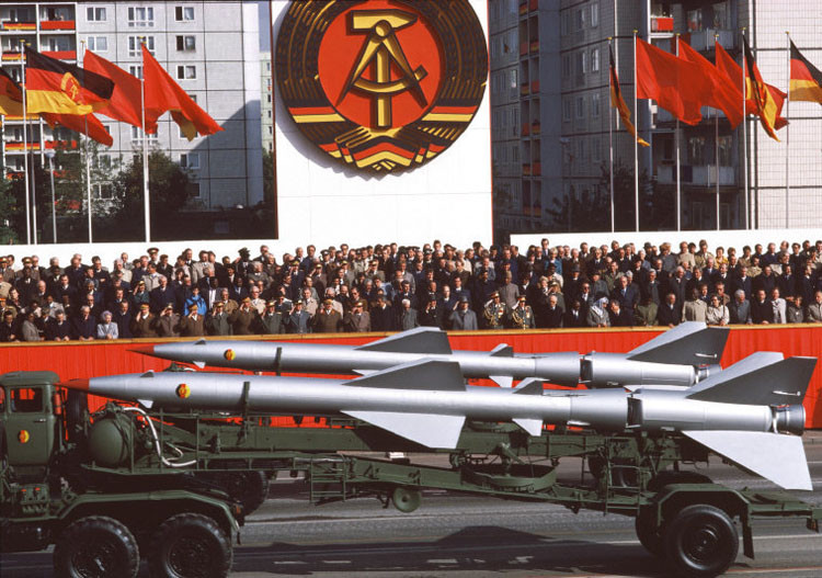 Парад в честь 35-летия ГДР. Аллея Карла Маркса, 1984 год винтаж, германия, люди, фото