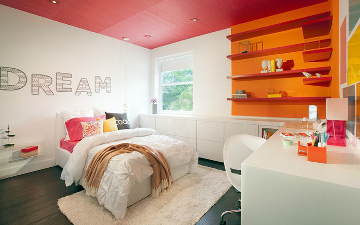 яркие краски в дизайне комнаты подростка
