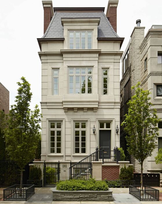 Мансардные крыши – узнаваемый символ французской архитектуры. | Фото: newhomesource.com.