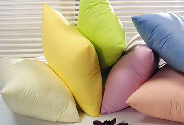 подушки разного цвета