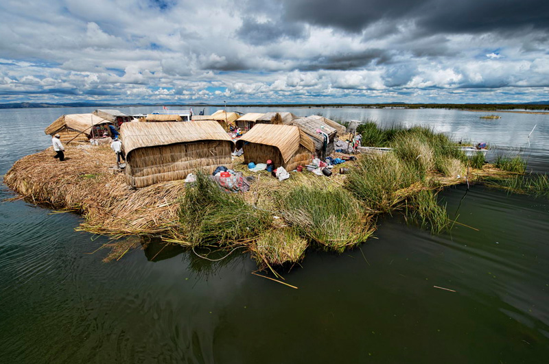 Ступить на землю одного из плавающих островов на озере Титикака, которые до сих пор населяет племя Урос.