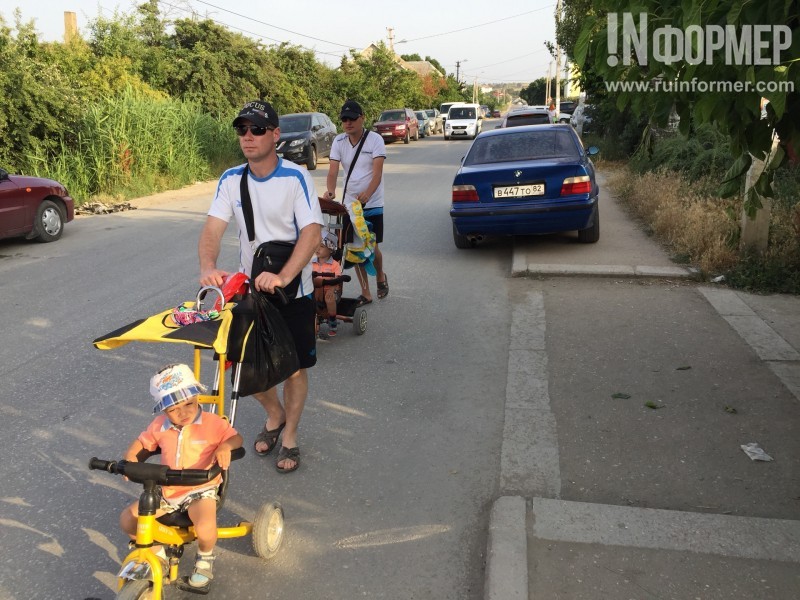 В Севастополе ждут смерти ребёнка под колёсами? (фото)