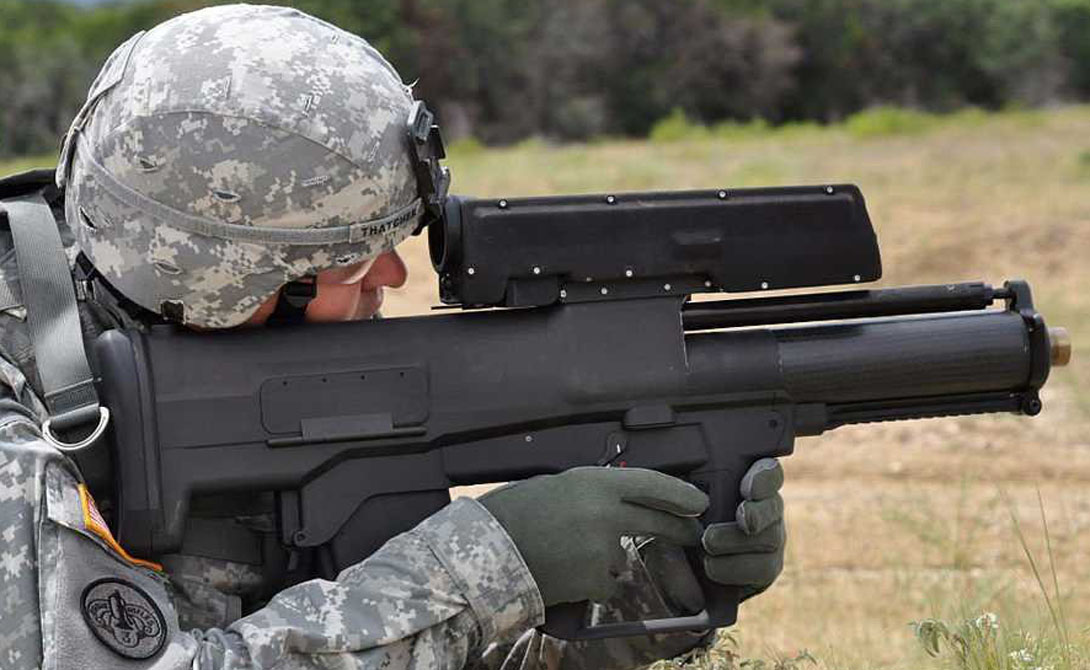 XM25 CDTE XM-25 представляет собой гранатомет, снаряды которого могут быть сдетонированны дистанционно. Для того, чтобы боец понимал, куда упала граната, каждый снаряд оснащен дымовым взрывателем.