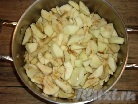 Сложить подготовленные яблоки в кастрюлю, в которой будем варить повидло.
