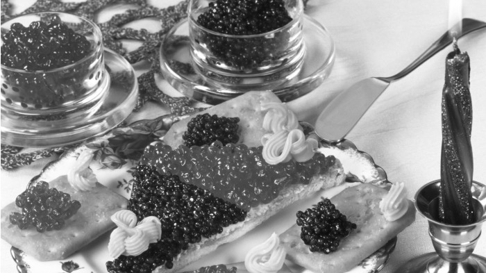 Севрюжья икра была гораздо дороже – цена на ее составляла целых 16 рублей / Фото: zastavki.com Севрюжья икра была гораздо дороже – цена на ее составляла целых 16 рублей / Фото: zastavki.com