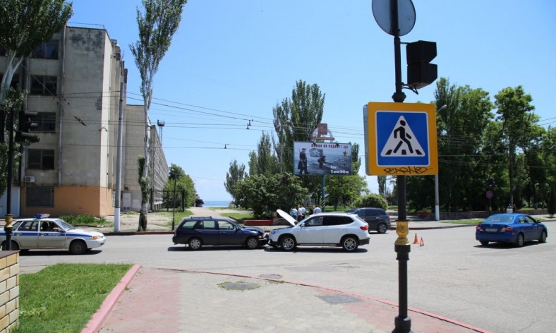 ДТП в Крыму: две легковушки нежно обнялись (фото)