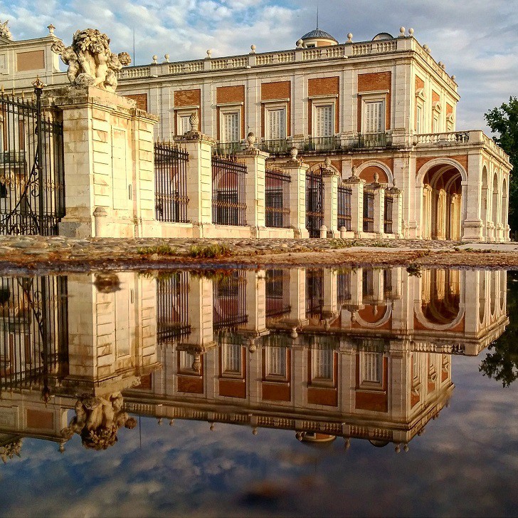 1. Королевский дворец в Аранхуэсе лужа, отражение, фото