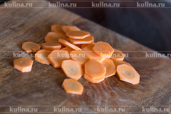 Мастава Морковь нарезать кружками или, если крупная, полукружьями, добавить к остальным ингредиентам.
