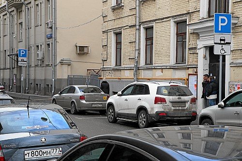Опознавательные знаки «Инвалид» все чаще можно встретить на дорогих автомобилях. Как правило, в реальности к инвалидам они никакого отношения не имеют. Изменится ли ситуация с введением поправок в ПДД?