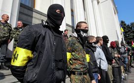 Радикалы из "Правого сектора" возле здания Верховной рады в Киеве