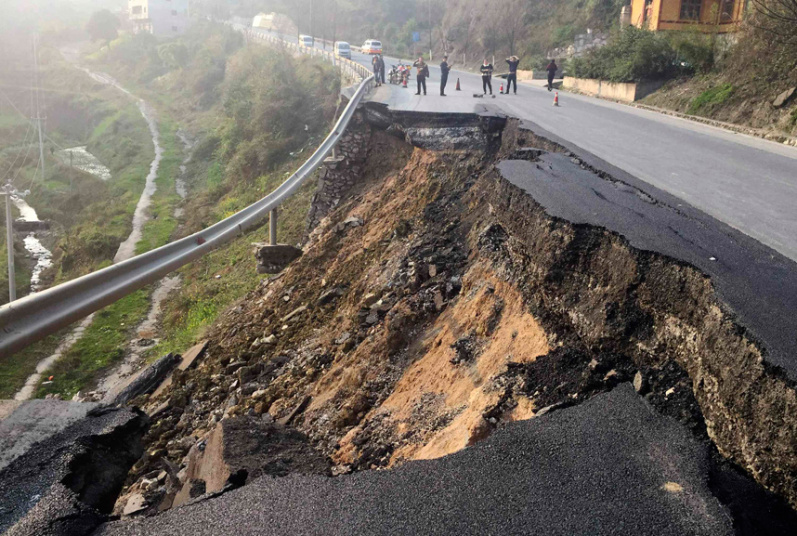 17 марта, в результате сильного оползня обрушилась шоссейная дорога в городе Кайли, провинция Гуйчжоу на юго-западе Китая.  интересное, фото