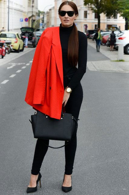 девушка в черных брюках и пальто