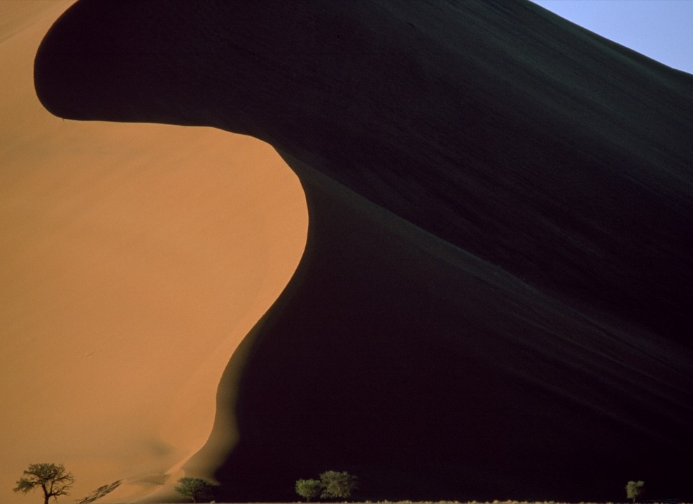 8) Песчаные дюны в заповеднике Соссусвлей (Сосусвли, Sossusvlei) в пустыне Намиб в Намибии.