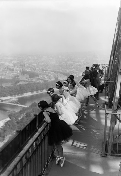Танцовщицы посещают Эйфелеву башню. 1929г.