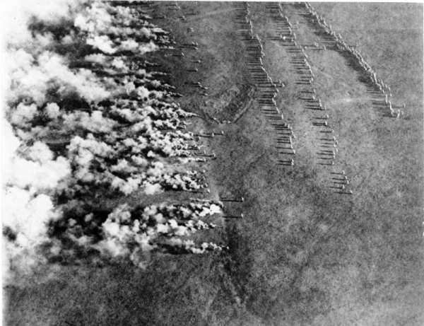 Облако хлора катится на позиции защитников крепости. Германские цепи, идущие следом, не ждали встретить там сопротивления.