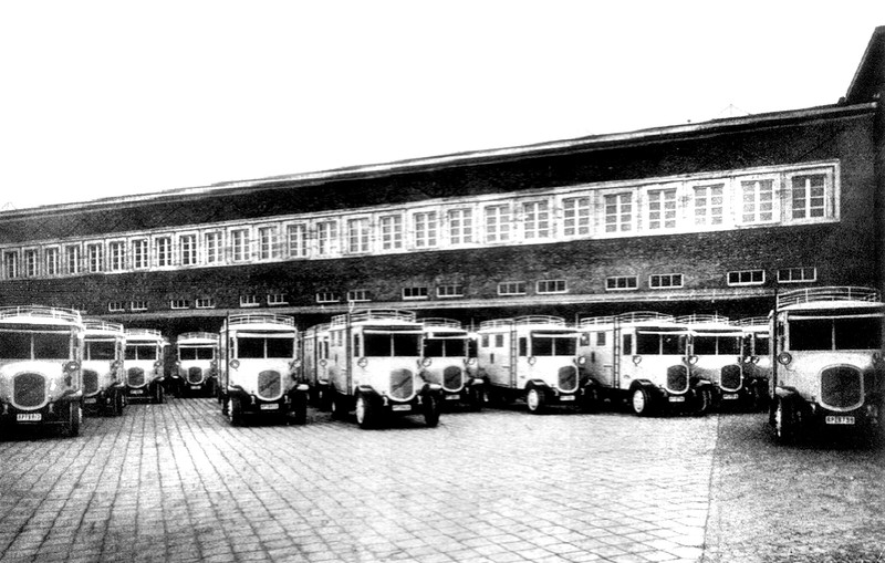 Почтовые фургоны у Главного вокзала: Кёнигсберг, калинград, ретро фото