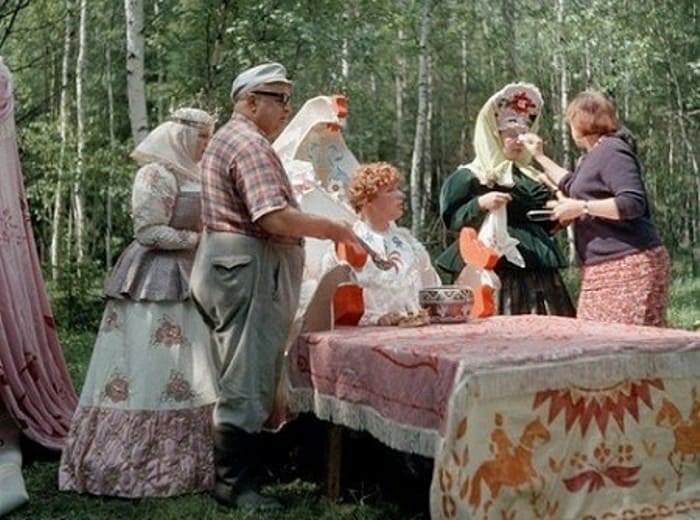 На съемках фильма *Варвара-краса, длинная коса*, 1969 | Фото: ok.ru На съемках фильма *Варвара-краса, длинная коса*, 1969 | Фото: ok.ru