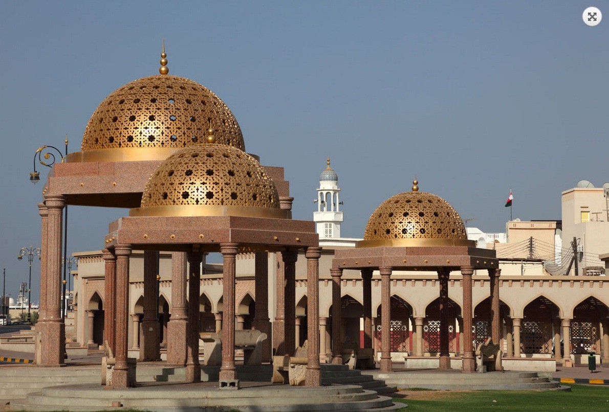 Павильоны под золотыми куполами в Матрахе Оман, Султанат Оман, восток, персидский залив