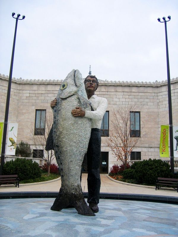 30 самых абсурдных скульптур в мире (29 фото)