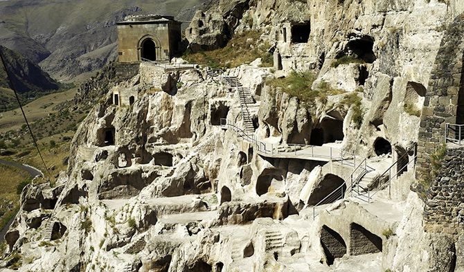 10 удивительных городов, которые построены в пещерах