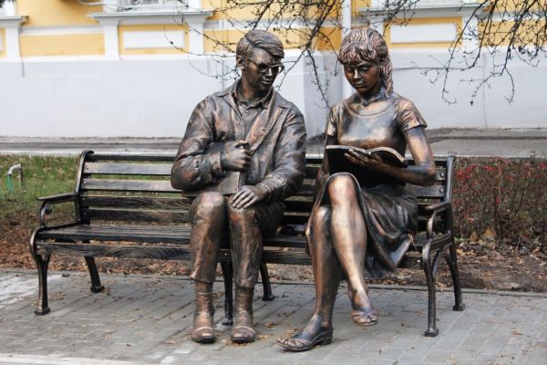 В Рязани появился памятник Шурику и Лиде из "Операции "Ы"