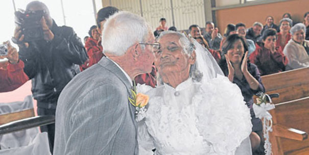 Пожилые люди познакомились в их 75 лет. 15 лет им потребовалось, чтобы принять решение о браке