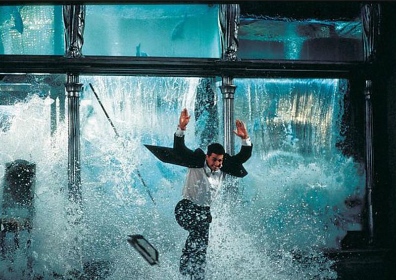 2 «Миссия невыполнима» (1996) Итан Хант убегает от разбивающихся аквариумов кино, том круз, трюки