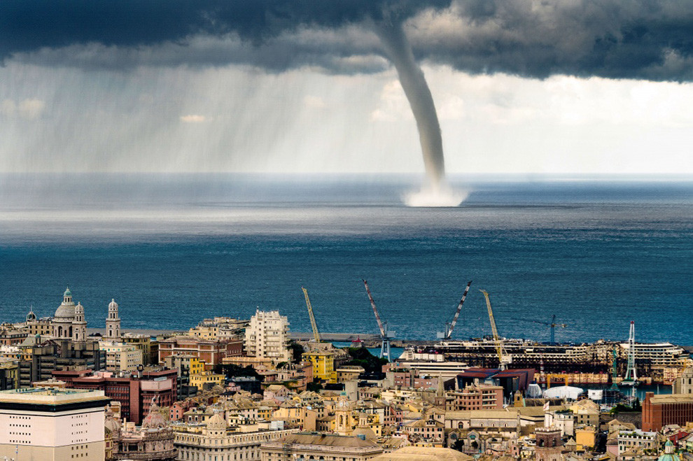 Российский турист запечатлел гигантский смерч, надвигающийся на Геную генуя, италия, смерч