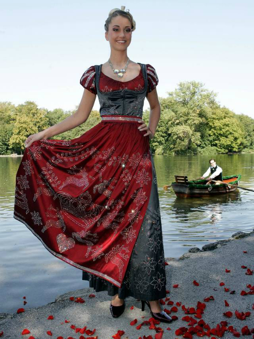 Платье с корсетом в средневековом стиле украшено 150 тысячами страз Сваровски.