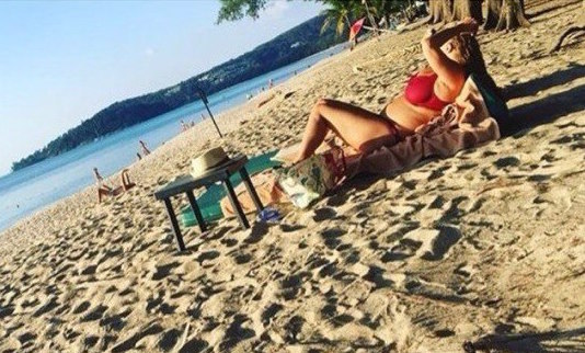 Анна Семенович загорает на пляже