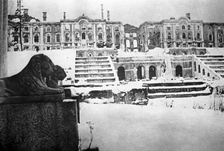 ID: 10624584 Описание: Советский Союз. Ленинградская область. Вид на разрушенный Большой Петергофский дворец в 1944 году. Фотохроника ТАСС