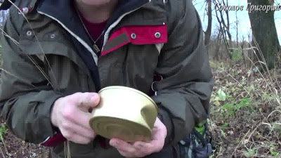 Вскрывание плоской консервной банки голыми руками