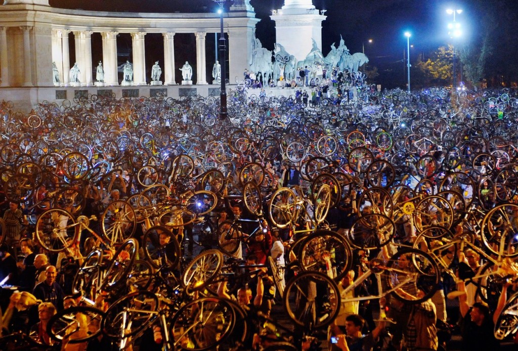 Марш велосипедистов на площади Героев. Этим маршем в столице Венгрии завершился Всемирный день без автомобиля. Фото: EPA / ИТАР-ТАСС