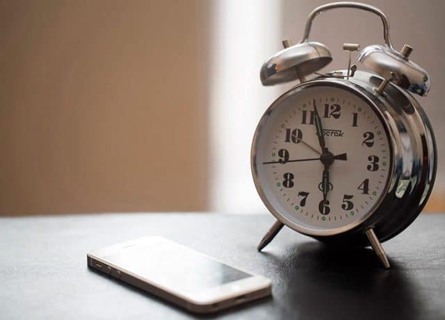 things-you-shouldnt-do-in-the-morning-hit-snooze