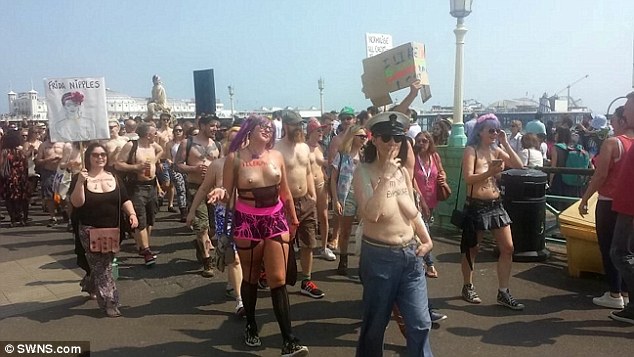 Свободу соскам! Сотни женщин обнажили грудь в знак протеста против сексизма Свободу соскам! Сотни женщин обнажили грудь в знак протеста против сексизма