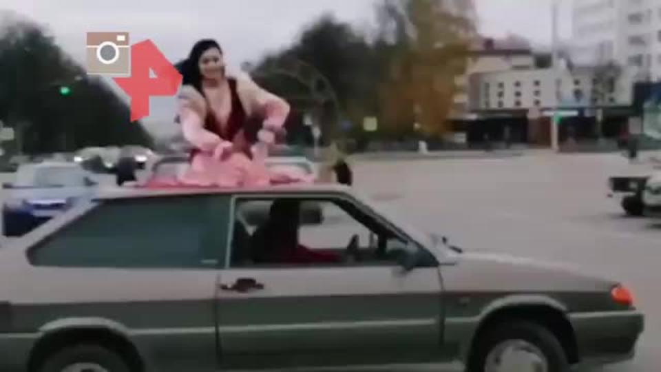 Рискуя жизнью: девушка исполнила танец на крыше движущейся машины