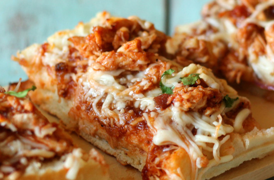 Пицца с курицей в хрустящем багете