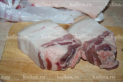 Сало с черным перцем Сало нарежем на небольшие куски.