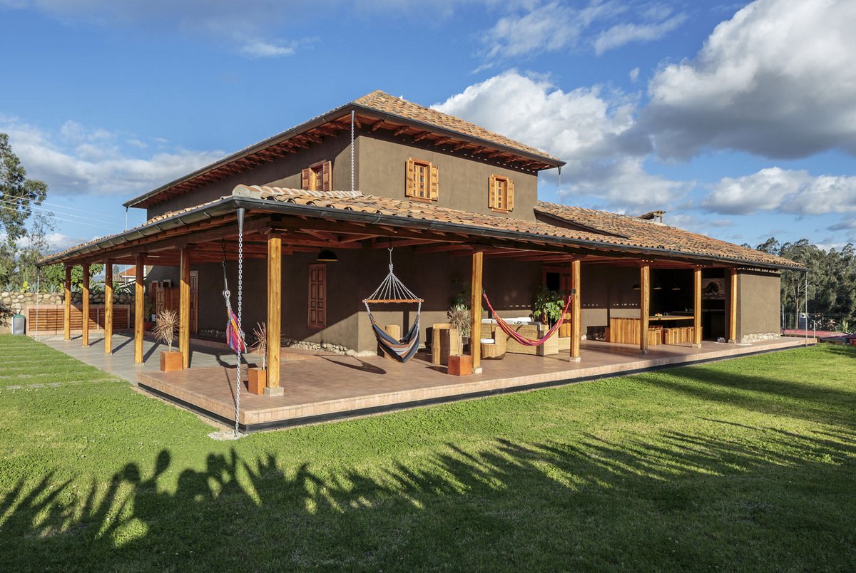 Loma House, Ivan Andres Quizhpe, частный дом Эквадор, внутренний двор в частном доме, панорамное остекление частного дома, дизайн интерьера фото