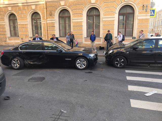 Автомобиль BMW с номерами АМР попал в серьезное ДТП в Петербурге