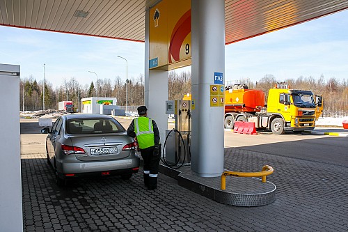 Заправка компании «Роснефть» на трассе М-9 перед городом Нелидово – редкий пример современной АЗС со всеми удобствами, где можно заправиться и газом.