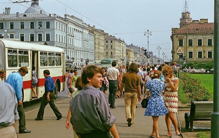 Оживленный Невский проспект и городской автобус Ikarus особо большой вместимости. Оживленный Невский проспект и городской автобус Ikarus особо большой вместимости.