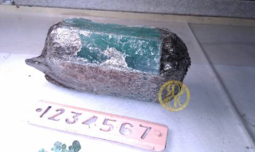 На Урале добыт килограммовый изумруд (9 фото) На Урале добыт килограммовый изумруд (9 фото)