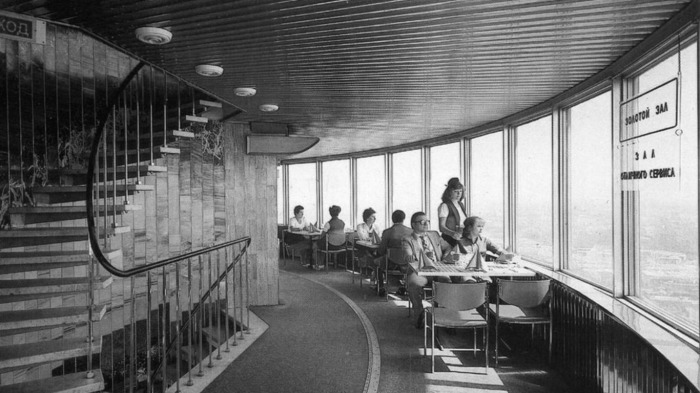 Цены в ресторане, как и расположение, были на высоте: комплексный обед мог обойтись в 7 руб., а если перекус дополнялся алкогольными напитками, то и все 20 можно было выложить / Фото: pastvu.com Цены в ресторане, как и расположение, были на высоте: комплексный обед мог обойтись в 7 руб., а если перекус дополнялся алкогольными напитками, то и все 20 можно было выложить / Фото: pastvu.com