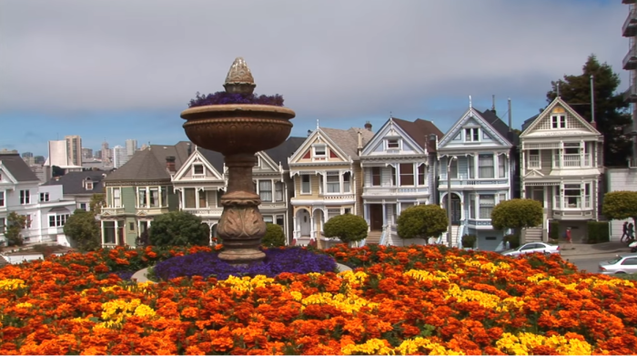 Напротив домов «Painted Ladies» расположен небольшой сквер, где всегда много цветов и зелени (Сан-Франциско). | Фото: youtube.com/ Subscribe Travel & Discover. Напротив домов «Painted Ladies» расположен небольшой сквер, где всегда много цветов и зелени (Сан-Франциско). | Фото: youtube.com/ Subscribe Travel & Discover.