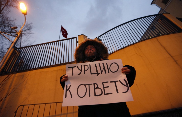 Москва, 24 ноября 2015. Во время протестной акции у посольства Турции