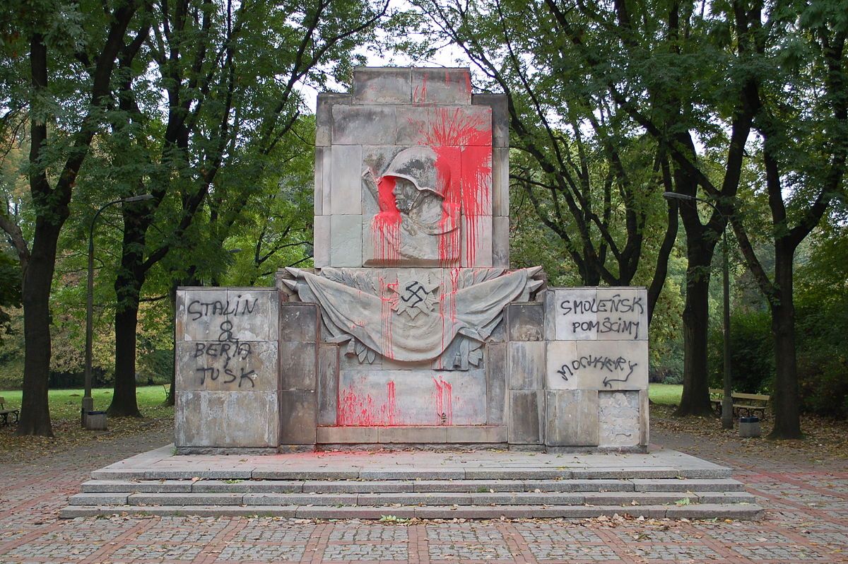 Освящен главный храм российской армии. Бой в защиту исторической памяти продолжается